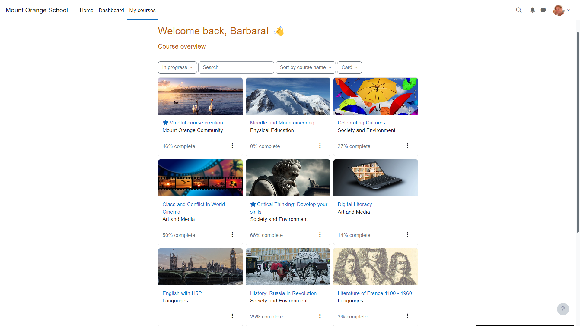 Moodle course overview with modules, discussions and progress tracking